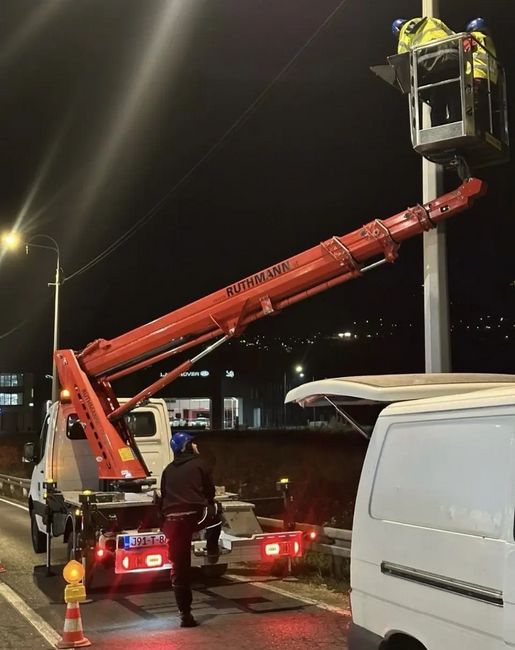 Radovi na montaži opreme kontaktne mreže se izvode i u dnevnoj i noćnoj smjeni, s ciljem minimiziranja saobraćajnih zastoja na izuzetno zahtjevnoj dionici radova