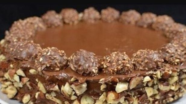 Ako volite čokoladu, lješnjake i Nutellu, ova Ferrero Rocher torta je prava stvar za vas.