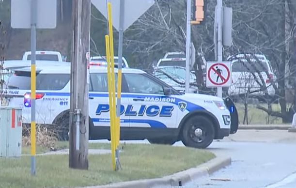 Policija je potvrdila da je i maloljetni napadač mrtav, dodajući kako vjeruju da se radi o učeniku te škole