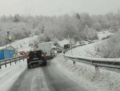 Na putevima Ključ-Bosanski Petrovac-Bihać i Šuica-Kupres-Bugojno za teretna vozila obavezno je korištenje lanaca