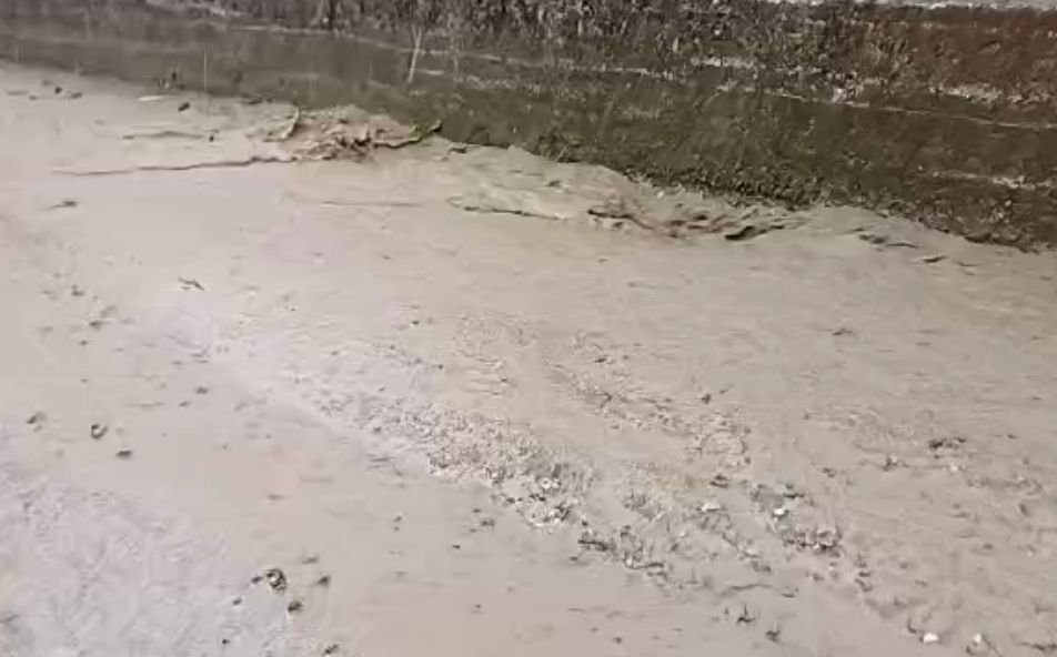 Vatrogasci i mještani su odmah reagovali i trenutno su na terenu kako bi pokušali spriječiti daljnje štete