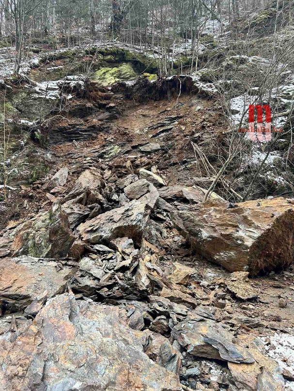 Novi odron kod Fojnice: Dio stijene i kamenje završili na cesti, građani u opasnosti