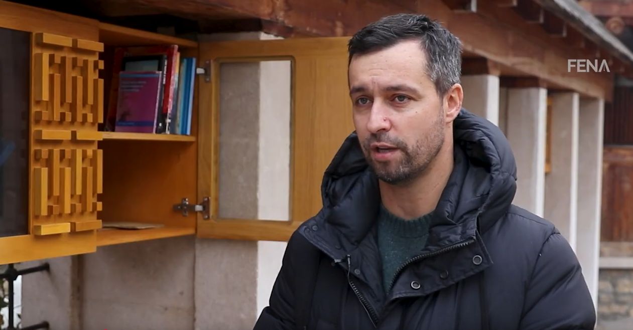Prostor u u zidu džamije iskoristili smo da smjestimo četiri police za knjige. Cilj je približavanje knjige i kulture čitanja posebno mladim osobama. 