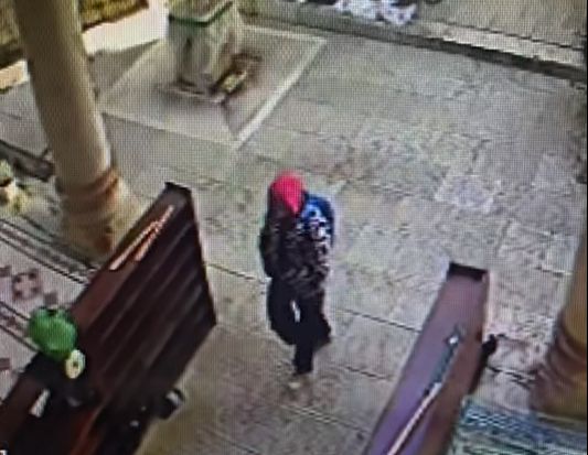 Naime, ženska osoba je došla pred džamiju i ukrala cipele džematliji koji je došao po dijete u mekteb.