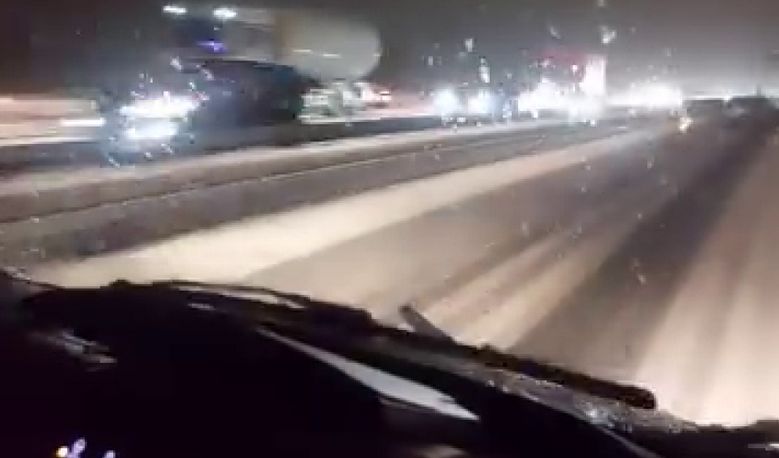 Snijeg koji intenzivno pada otežava odvijanje saobraćaja, ali i rad putnih služni, na većini puteva
