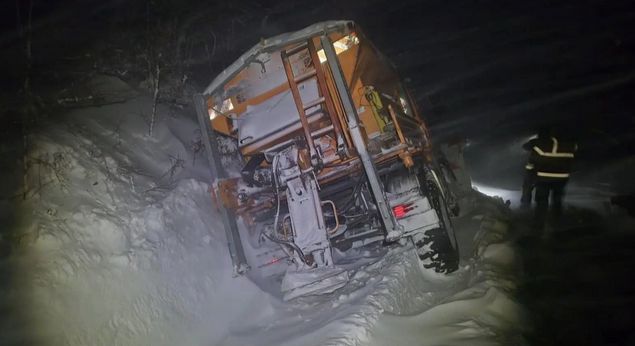 Situacija je bila posebno teška za jednog vozača koji se nalazio na nepristupačnom terenu, u uvjetima snažne mećave.