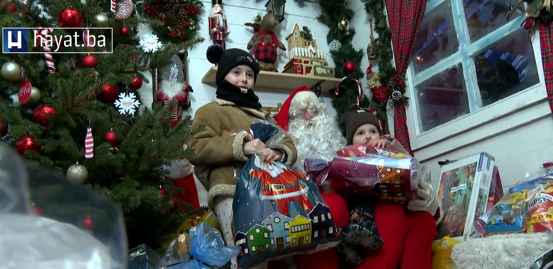 Djeca naših upolenika radosno su otvarali paketiće, slikali se u prelijepom ambijentu i uživali u večeri posvećenoj samo njima