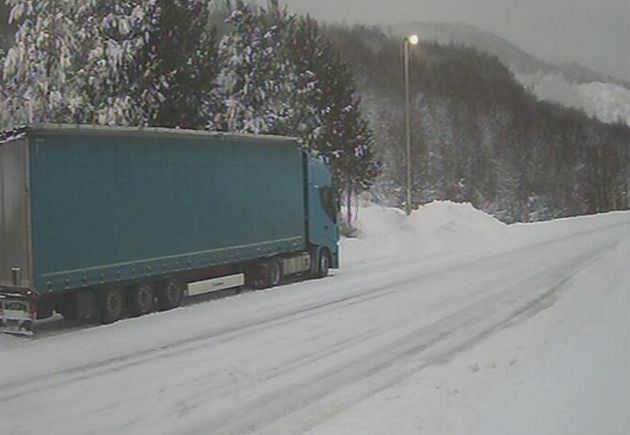 Zbog otežanih zimskih uvjeta obustavljen je saobraćaj za teretna vozila na graničnom prelazu Izačić