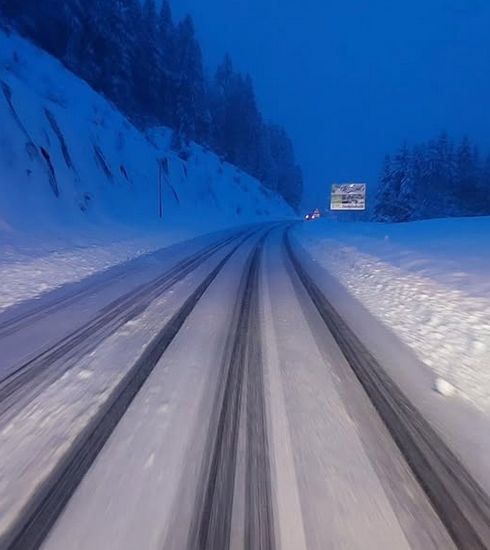 Snijeg i vjetar prave velike probleme vozačima: Evo na kojim putevima je obustavljen saobraćaj