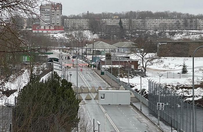 Na ulazu u granični prijelaz dugačak je red koji se vijuga prema gradskom trgu dok stotine čekaju u snijegu za prolaz u Rusiju