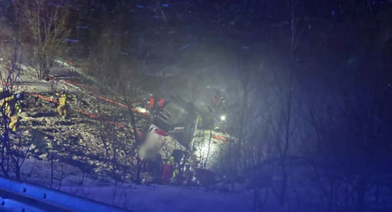 Autobus sa 70 putnika je prema izvještajima sletio s ceste i djelomično završio u jezeru