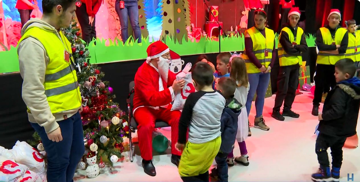 Osim paketića, kreativnih radionica i nezaobilaznog druženja s Djeda Mrazom, sarajevski mališani su imali priliku uživati i u predstavi „Ježeva kućica“