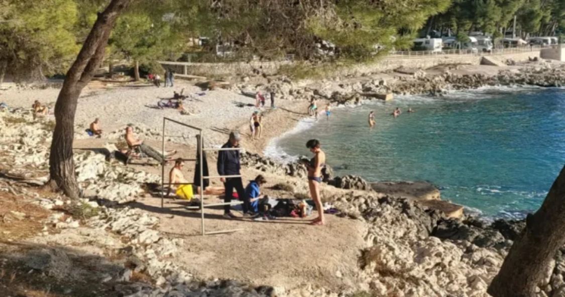 Na fotografiji vidimo malu grupu ljudi koja uživa u aktivnostima na plaži koje su predviđene za ljetni period