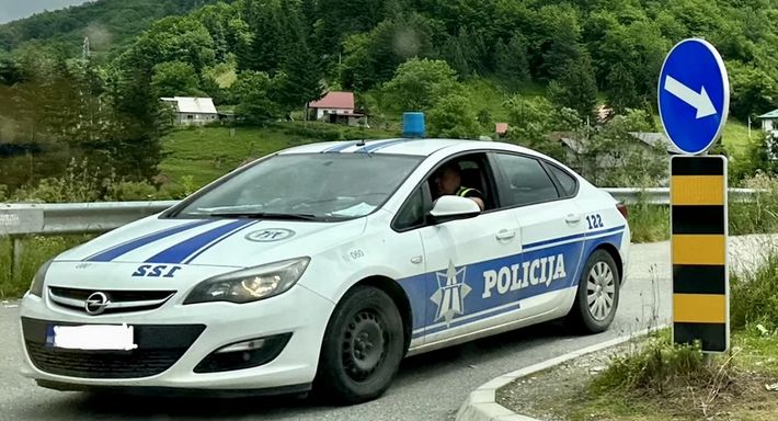 Policijski službenici su od oštećenog A.B. oduzeli pištolj marke ,,Walther” u ilegalnom posjedu