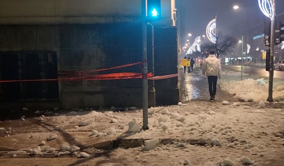 Kako kaže svjedok incidenta, porodica je prolazila i samo se srušila veća količina snijega sa krova na dijete