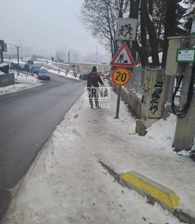 Adis očistio pješačke staze ispred škole i ambulante u Sarajevu
