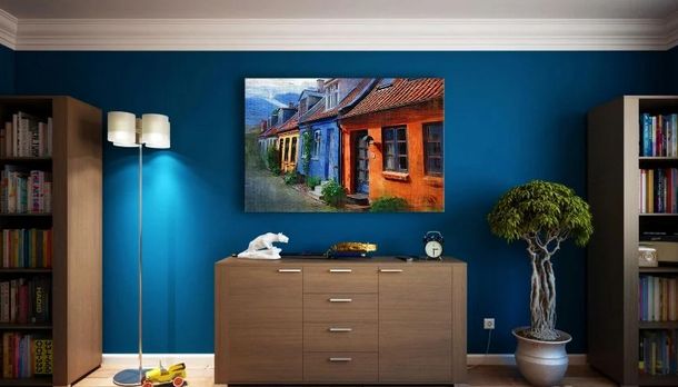 Neočekivani zvukovi koji su dolazili iz zida kuće izazvali su intenzivnu potragu za nepoznatim izvorom, a ono što je vlasnica pronašla iza gipsane ploče ostavilo je sve u šoku.