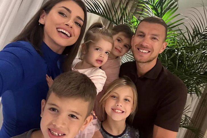 Rođen 17. marta 1986. godine u Sarajevu, u Bosni i Hercegovini, istaknuti je profesionalni fudbaler poznat po golgeterskom umijeću i vodstvu na terenu. 