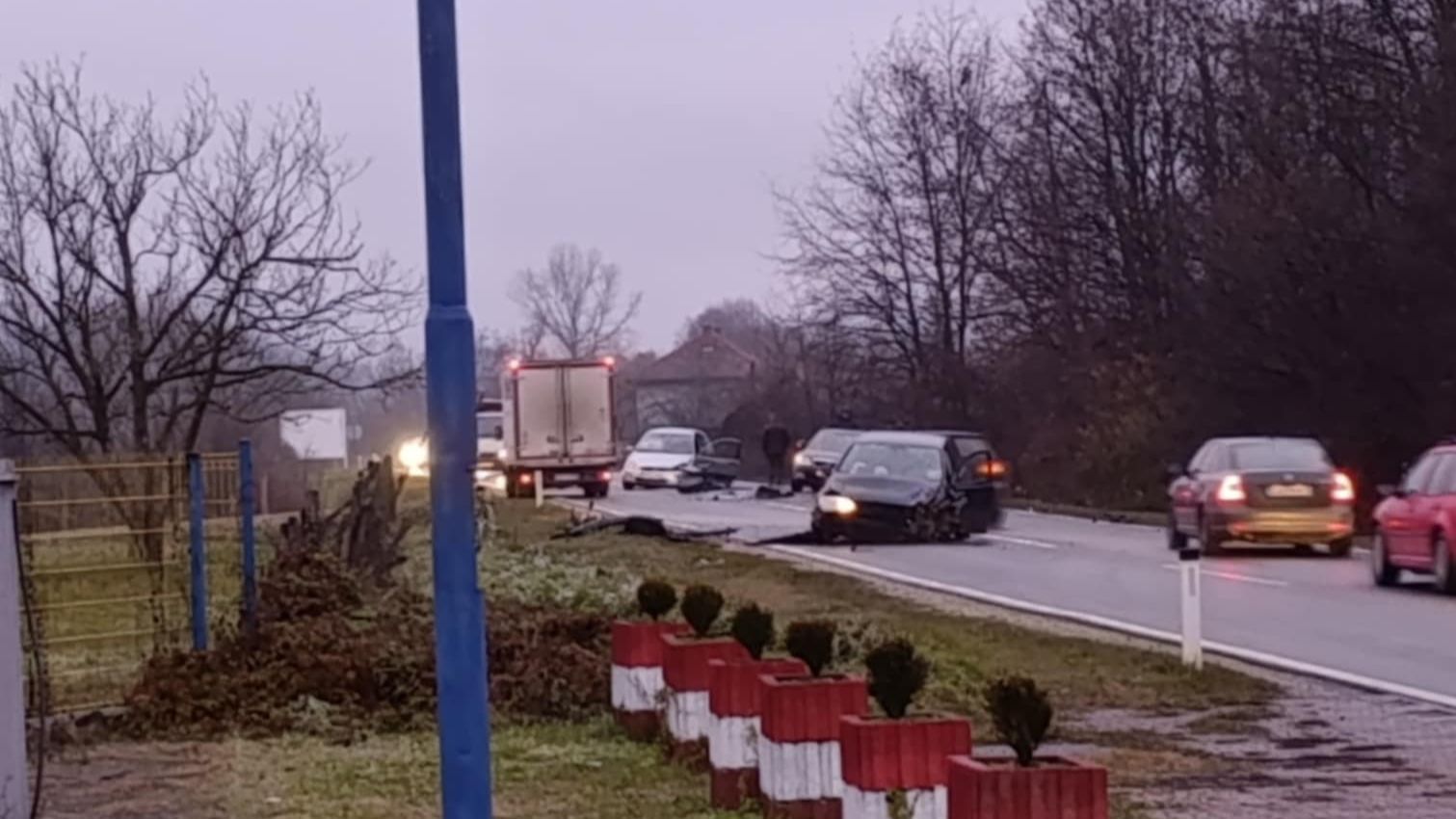 Kako je potvrđeno iz Operativnog centra MUP-a Tuzlanskog kantona, u nesreći su učestvovala tri vozila