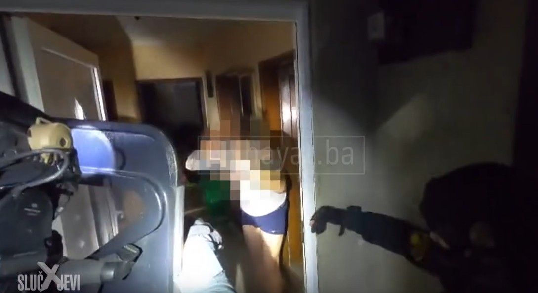 Uhapšena je jedna osoba, a u prostorijama koje je koristio pronađene su veže količine droge