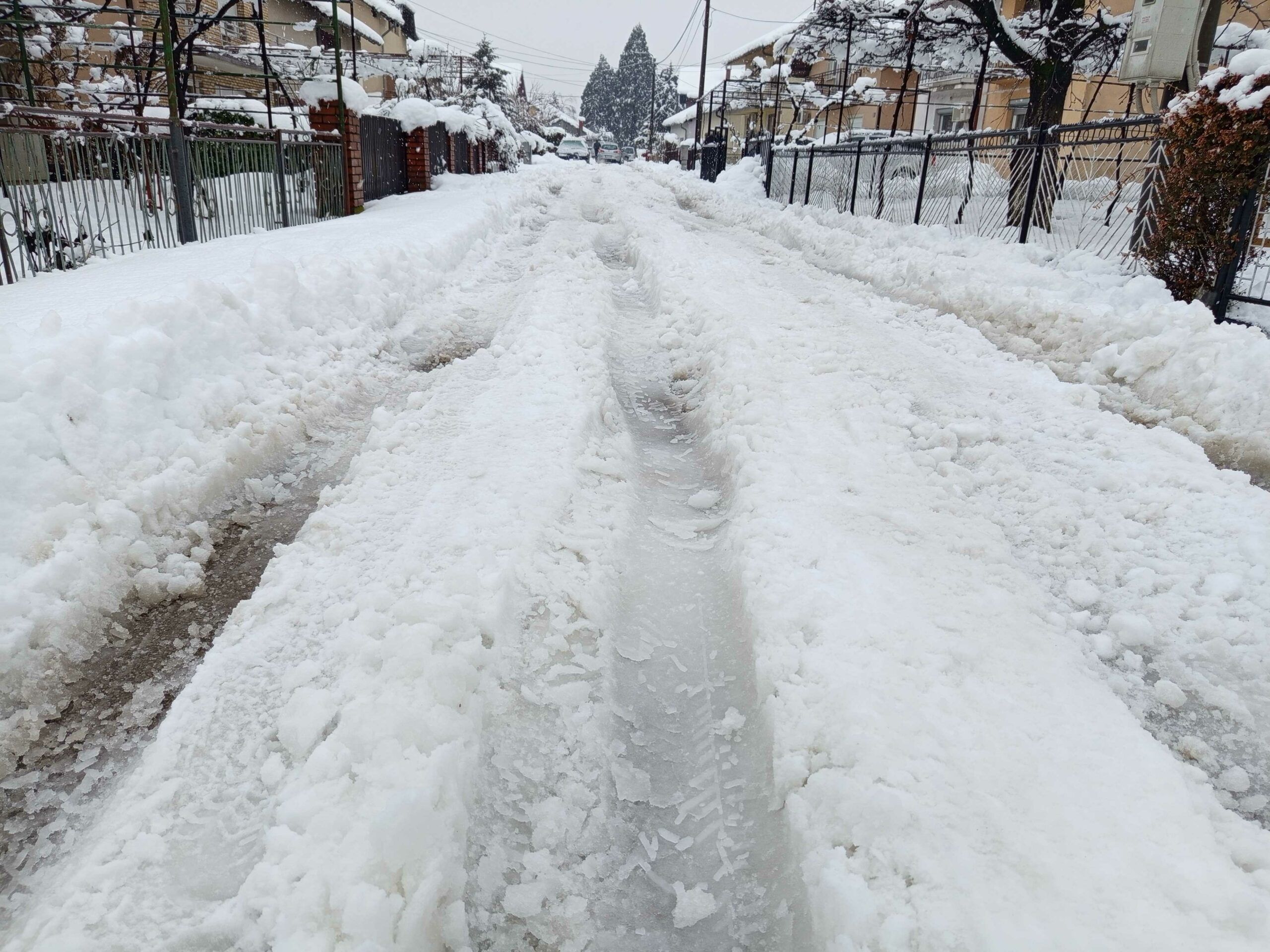 Gradonačelnikovo naselje zatrpano snijegom: Kozja stazica na trotoarima, ne mogu se mimoići auta