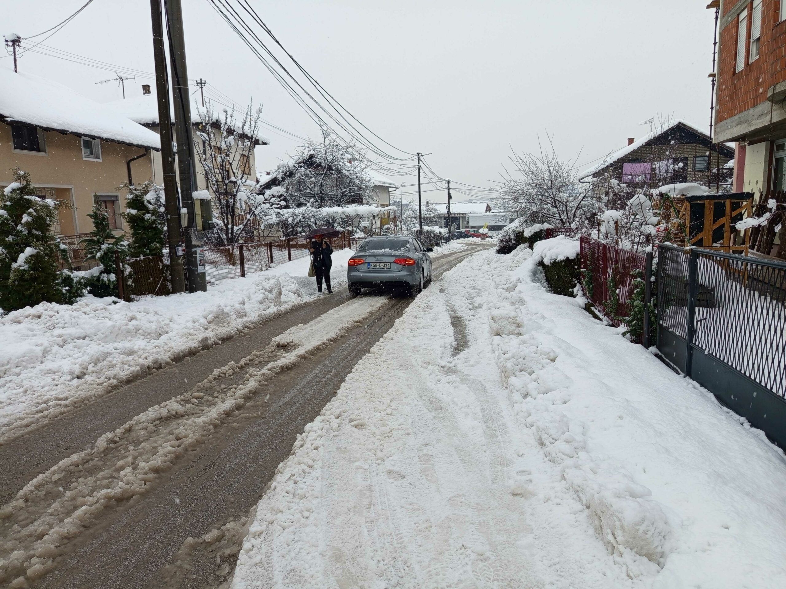 Gradonačelnikovo naselje zatrpano snijegom: Kozja stazica na trotoarima, ne mogu se mimoići auta
