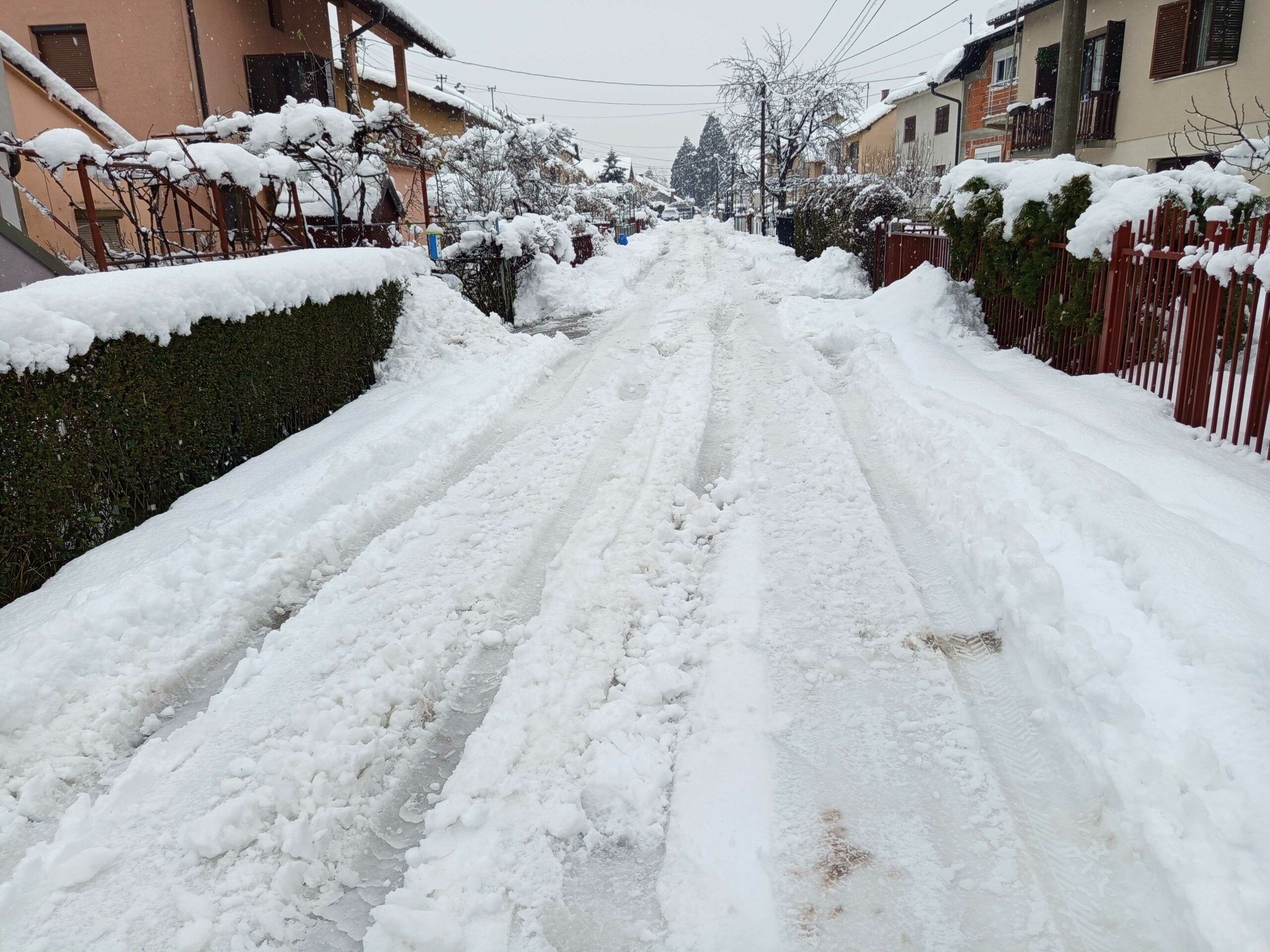 Gradonačelnikovo naselje zatrpano snijegom: Kozja stazica na trotoarima, ne mogu se mimoići auta