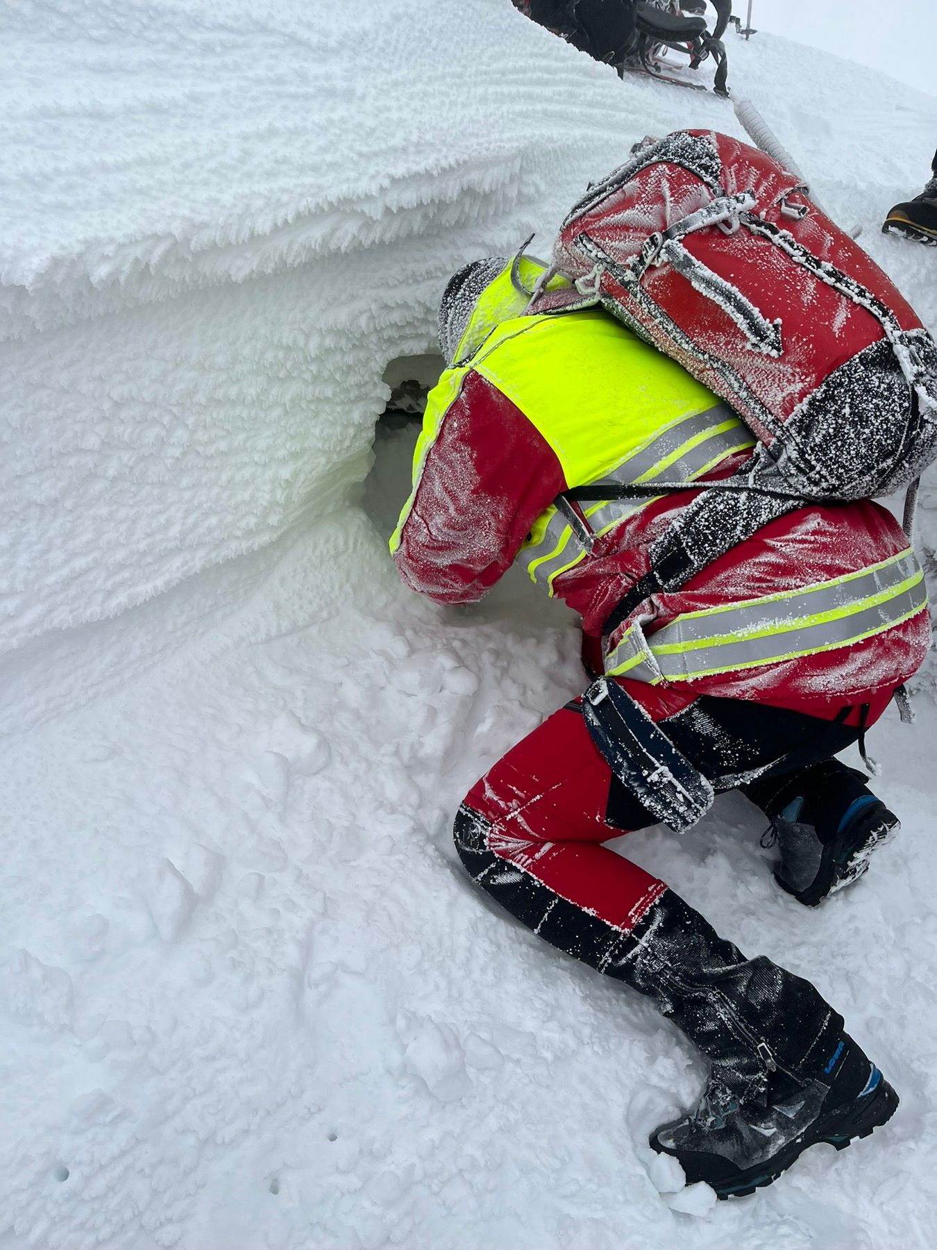 Potraga je od jutros nastavljena i na terenu je bilo prisutno više od 50 pripadnika GSS-a, Federalne uprave civilne zaštite i MUP KS, a u potrazi pomažu i dronovima.