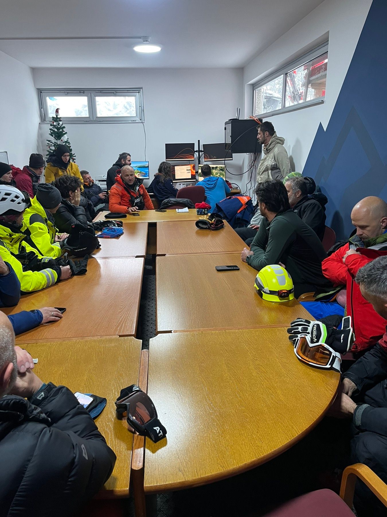 Potraga je od jutros nastavljena i na terenu je bilo prisutno više od 50 pripadnika GSS-a, Federalne uprave civilne zaštite i MUP KS, a u potrazi pomažu i dronovima.