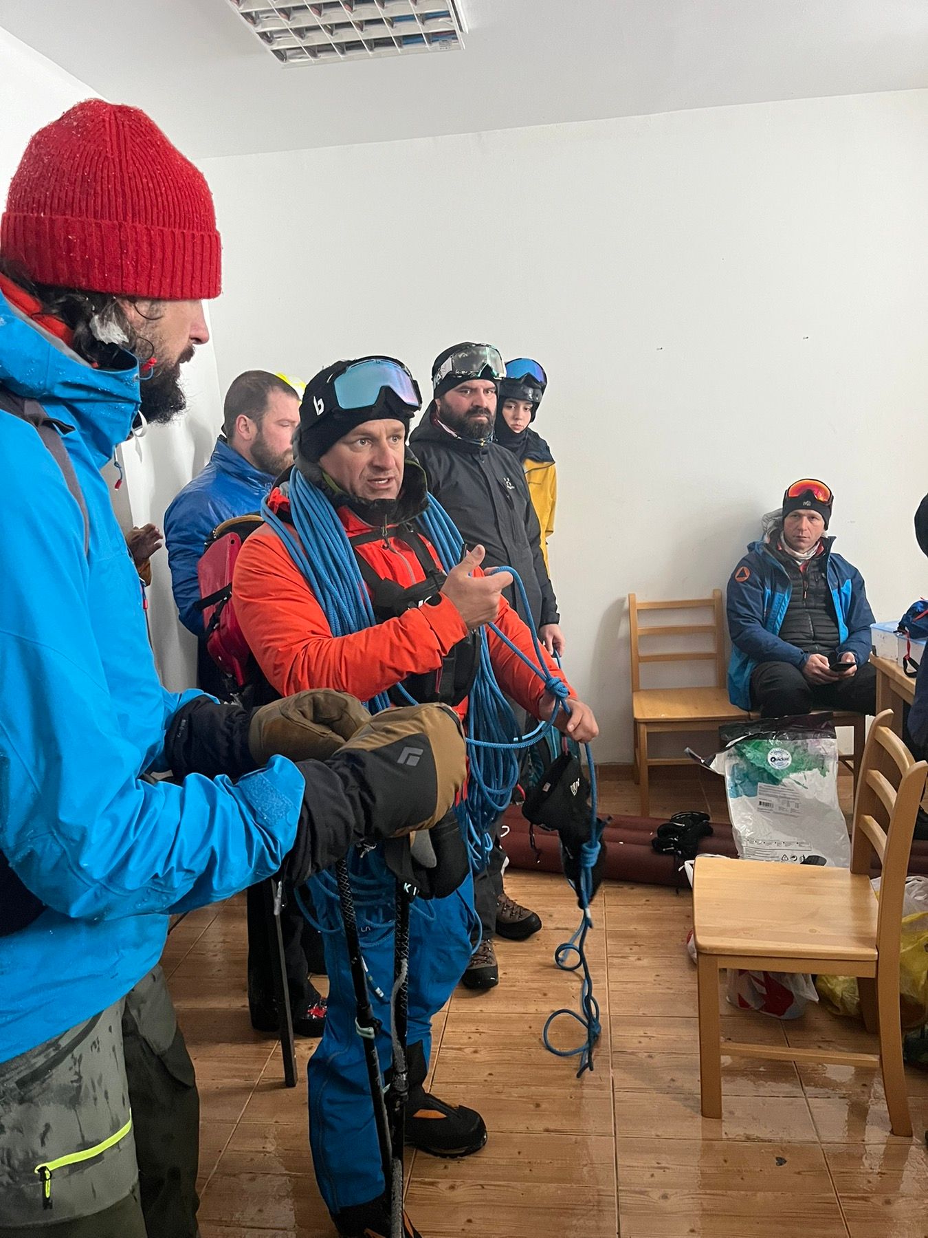 Potraga je od jutros nastavljena i na terenu je bilo prisutno više od 50 pripadnika GSS-a, Federalne uprave civilne zaštite i MUP KS, a u potrazi pomažu i dronovima.