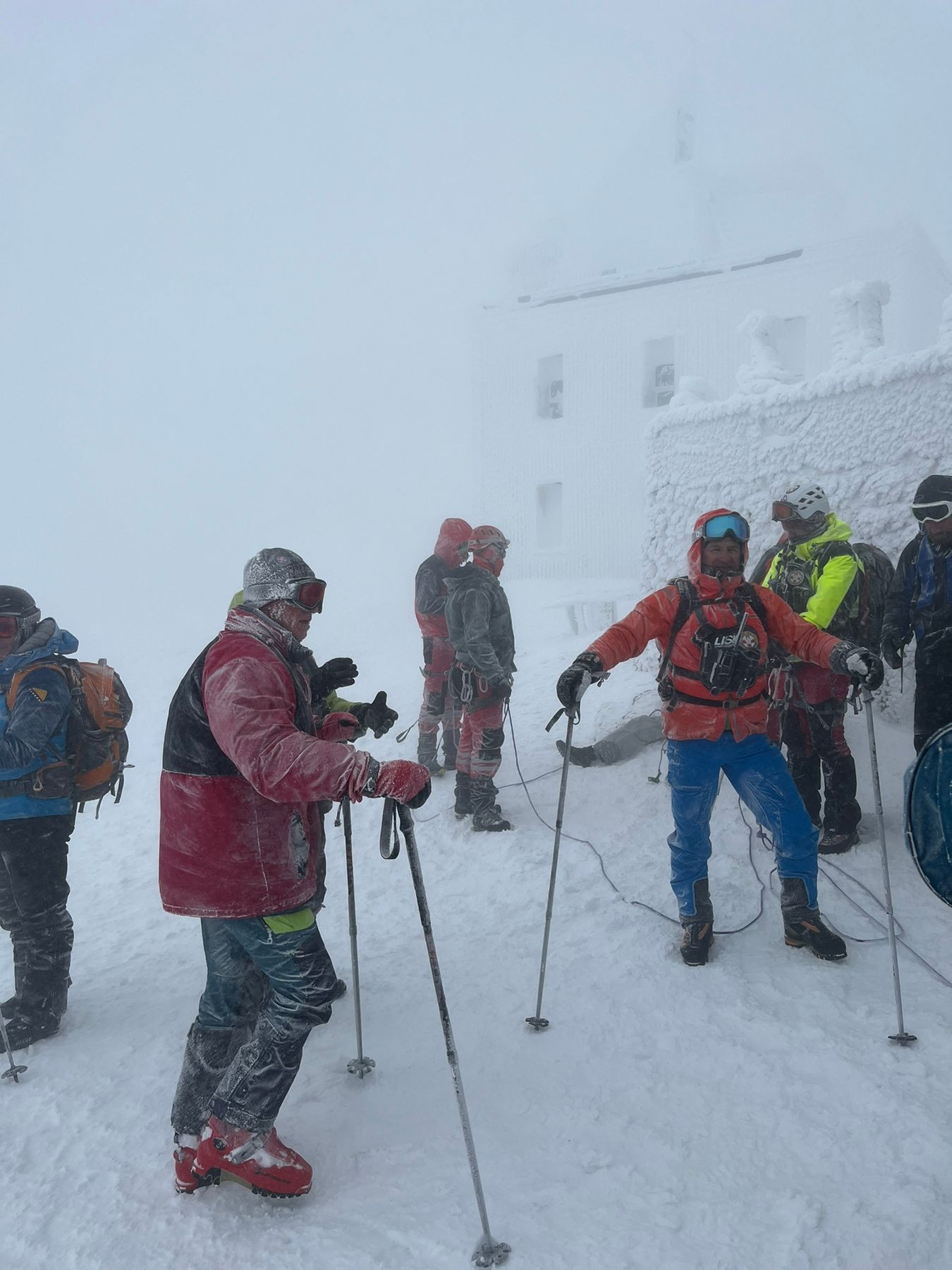 Potraga je od jutros nastavljena i na terenu je bilo prisutno više od 50 pripadnika GSS-a, Federalne uprave civilne zaštite i MUP KS, a u potrazi pomažu i dronovima.