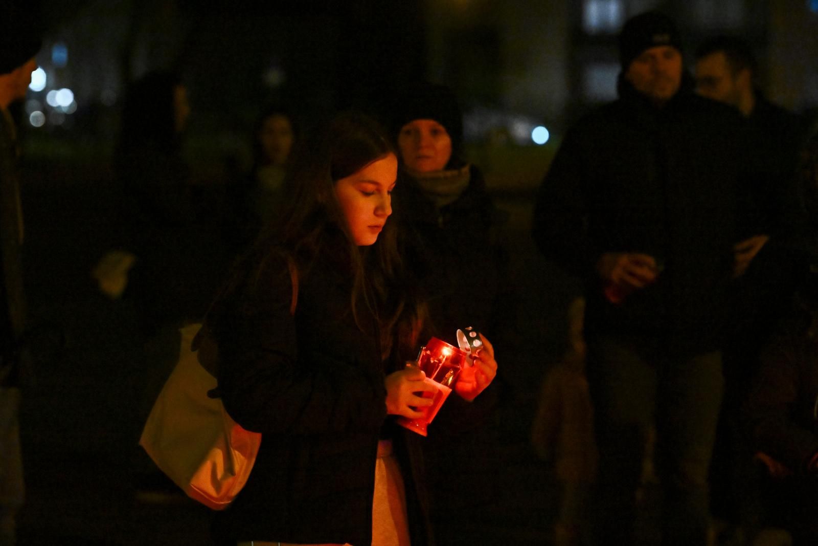 Danas je Dan žalosti u Hrvatskoj, građani palili svijeće: Počivaj u miru anđele mali