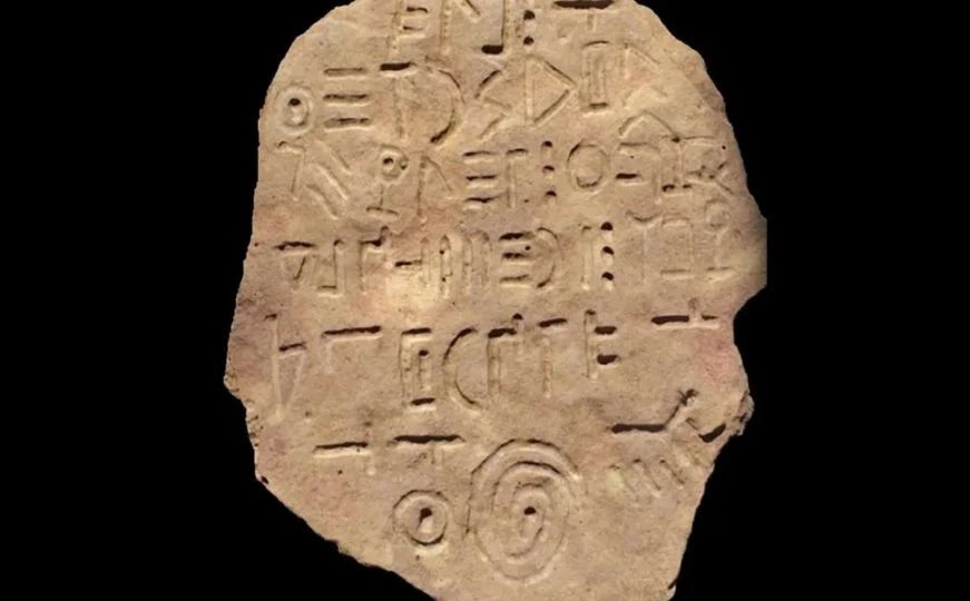 Početna usporedna analiza provedena s preko 20 jezika pokazuje da znakovi imaju neke sličnosti s pisanim oblicima semitskih, brahmanskih i sjevernoiberskih jezika