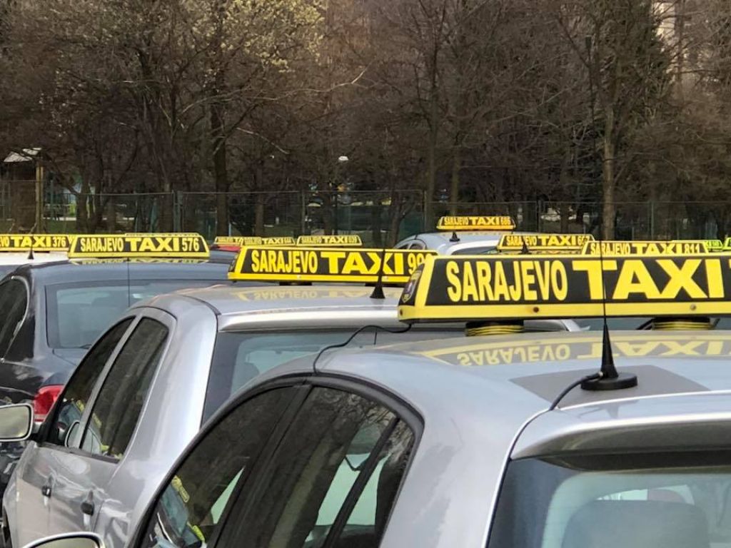Jedan od njih je i sarajevski taksista kojem je očito dosadilo da mu mušterije koje prevozi čestitaju Novu godinu, pa je zato za njih u automobilu ostavio zanimljivu poruku.