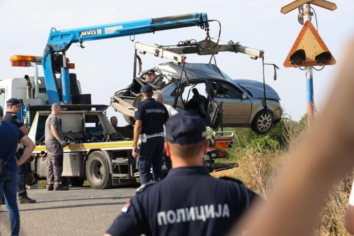 Potpuno odsustvo pažnje i prolazak vozača kroz trepćuće crveno svjetlo koje označava da nailazi voz, šokirao je državu.