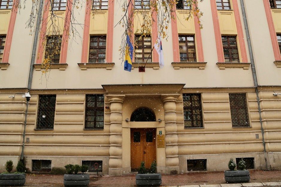Prosjačenjem je desetogodišnjakinja skupila oko 70 KM i pod prijetnjom ga predavala optuženima koji su novac trošili na kupovinu narkotika, alkohol i kocku