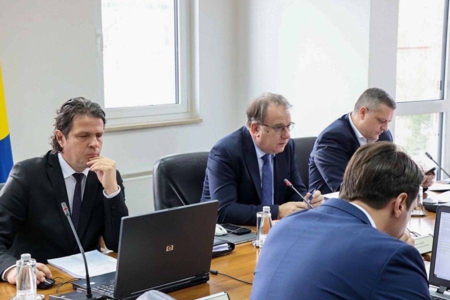 Navodno je osam ministara bilo protiv, pet za, a jedan je bio suzdržan.