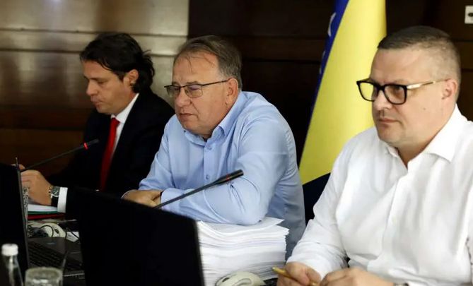 Veliki broj političara, ekonomskih stručnjaka i udruženja poslodavaca kritikovao je ovu odluku