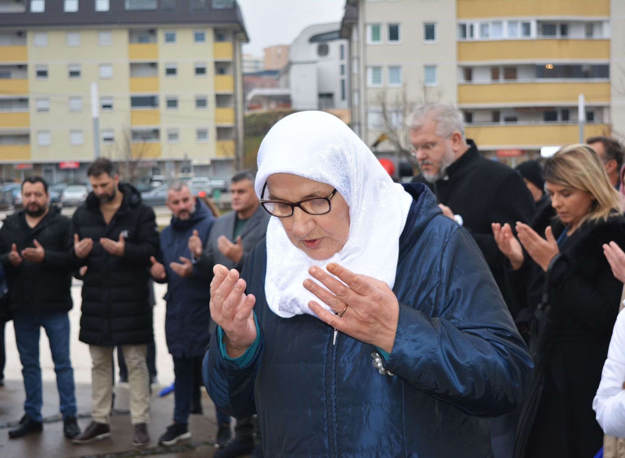 Prisutnima se obratio i općinski načelnik Migdad Hasanović, koji je istakao da je važno Srebrenicu pamtiti, ne da bismo se svetili nego da se ne ponovi