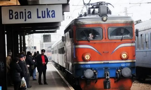 Željeznice Republike Srpske objavile su da je na području cijelog entiteta RS na svim pružnim pravcima obustavljen putnički saobraćaj.