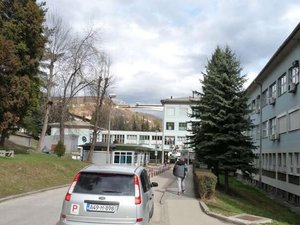 Muškarac, starosti 67 godina, pao je jutros oko 8.15 sati sa drugog sprata te je prevezen na Urgentni blok, gdje je konstatirana smrt