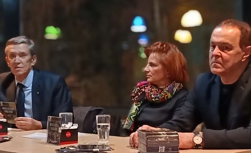 Sve aranžmane priredio je dirigent hora prof. Sajid Jusić, koji je istakao kako su ovog puta objavili 13, od ukupno 16 pjesama koje su do sada izvodili.