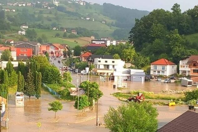 Obilne kišne padavine dovele su do izlijevanja brojnih kanala za oborinske vode, kao i podzemnih voda i potoka