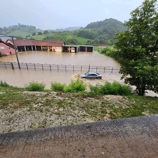 Obilne kišne padavine dovele su do izlijevanja brojnih kanala za oborinske vode, kao i podzemnih voda i potoka