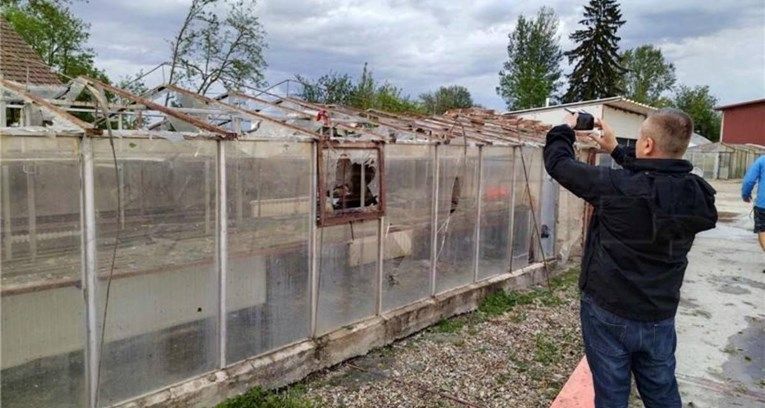 Jučer je počela sanacija dvorišta, kuća te raščišćavanje ulica koje su teško oštećene i prekrivene muljem