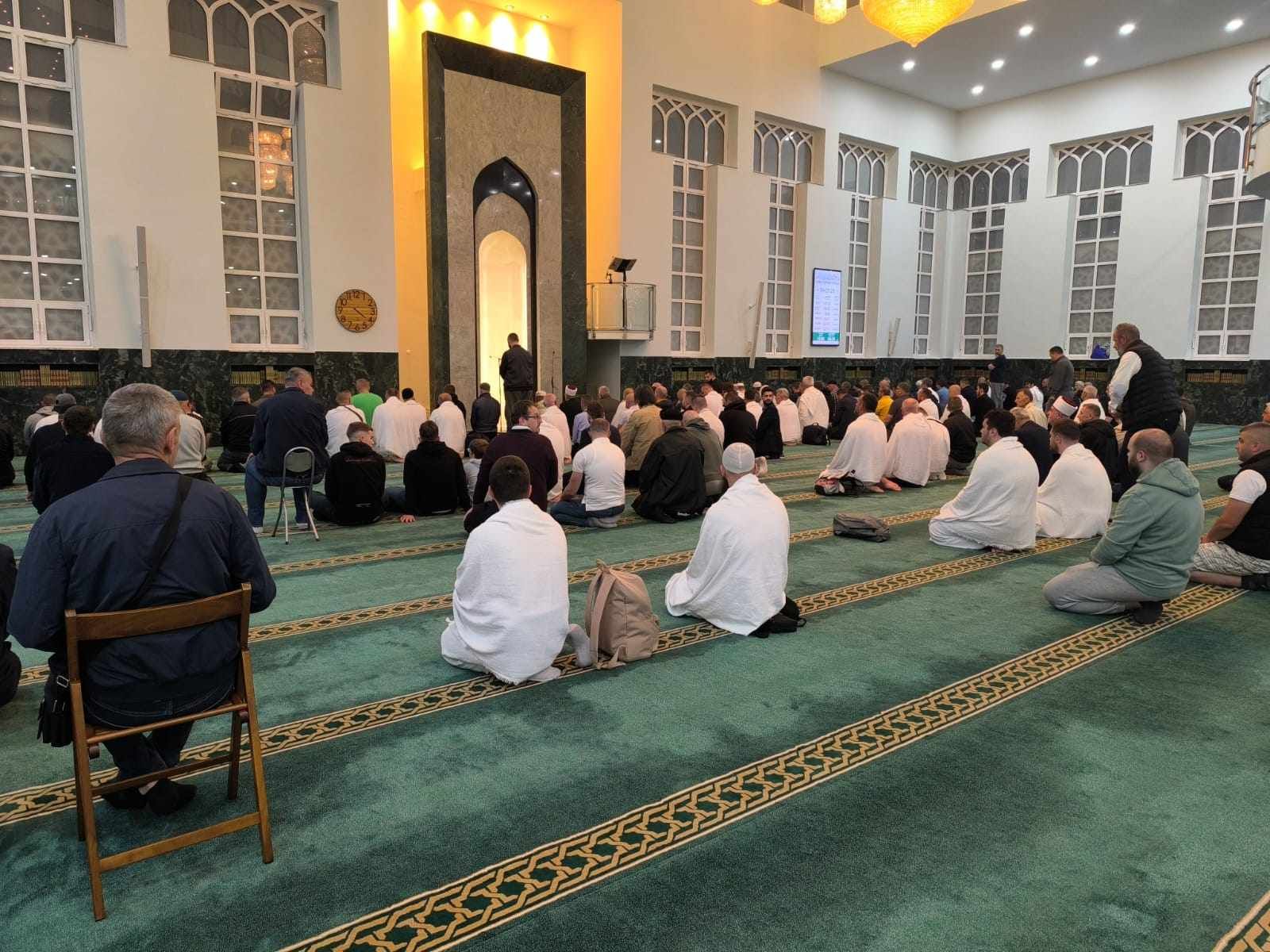 U svom obraćanju vjernicima reisul-ulema je podsjetio na vrijednost obavljanja hadža i dužnosti vjernika.
