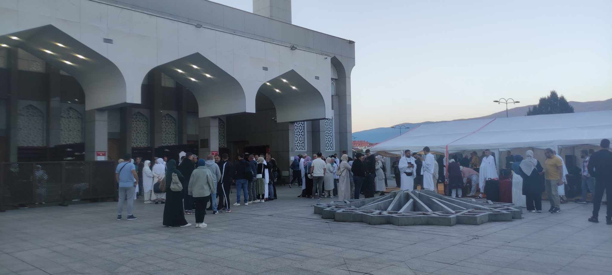 U svom obraćanju vjernicima reisul-ulema je podsjetio na vrijednost obavljanja hadža i dužnosti vjernika.
