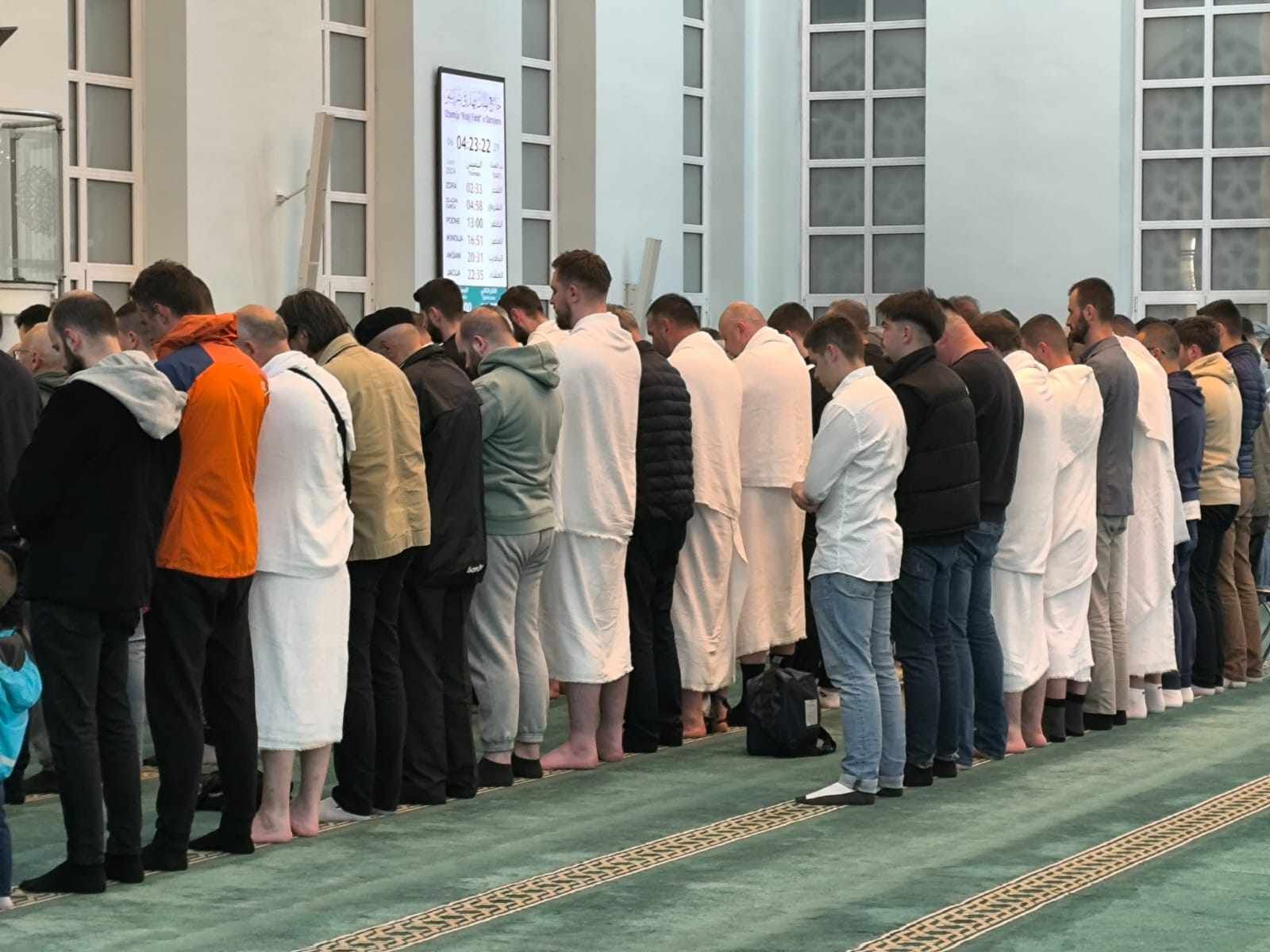 U svom obraćanju vjernicima reisul-ulema je podsjetio na vrijednost obavljanja hadža i dužnosti vjernika.
