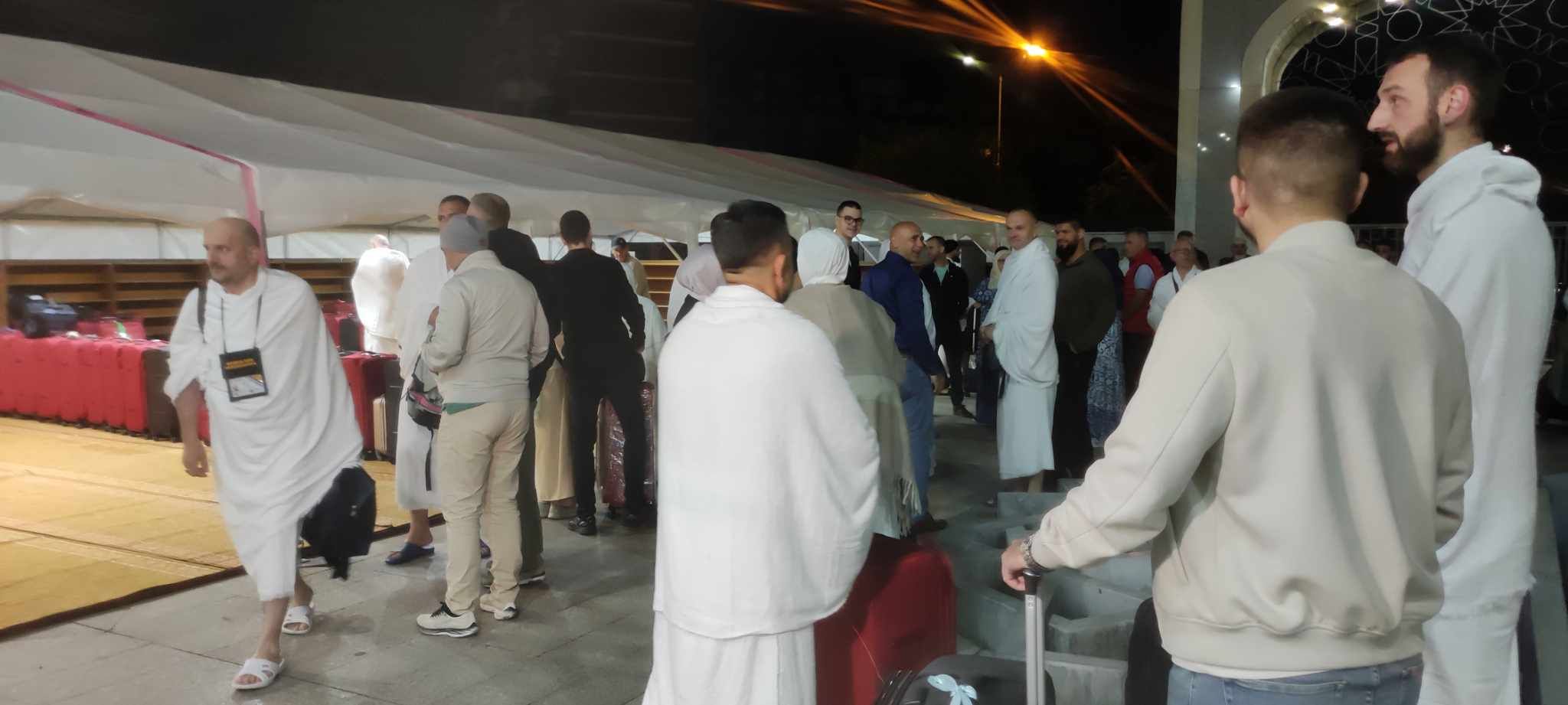 U svom obraćanju vjernicima reisul-ulema je podsjetio na vrijednost obavljanja hadža i dužnosti vjernika.
