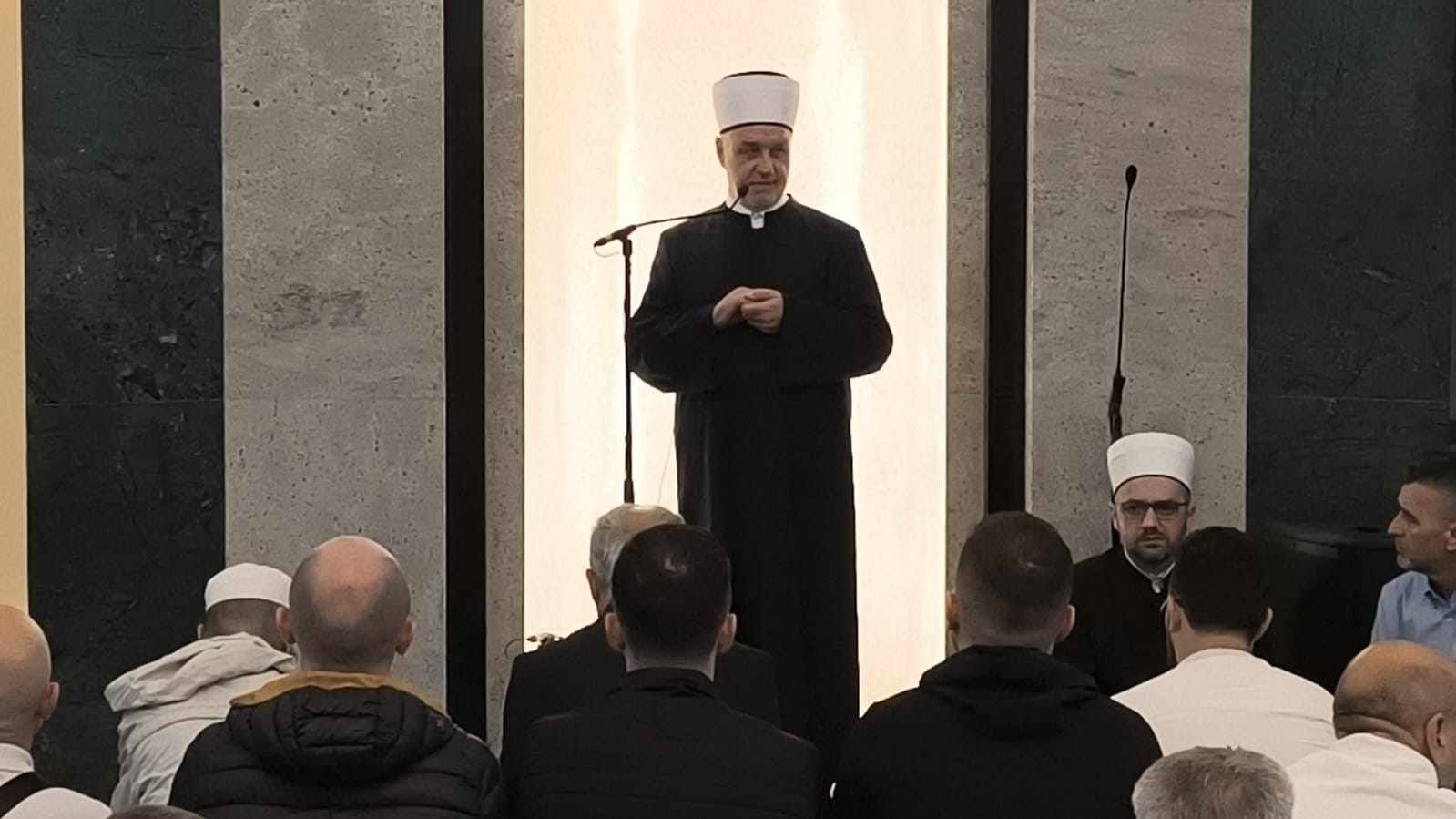 U svom obraćanju vjernicima reisul-ulema je podsjetio na vrijednost obavljanja hadža i dužnosti vjernika.
